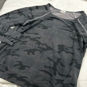 SUNDRY‎ CAMO PRINT SWEATSHIRT
